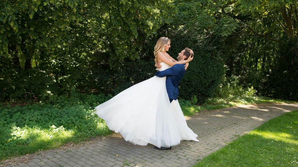 Braut in Kleid von unserem Brautkleidverleih bei Hannover
